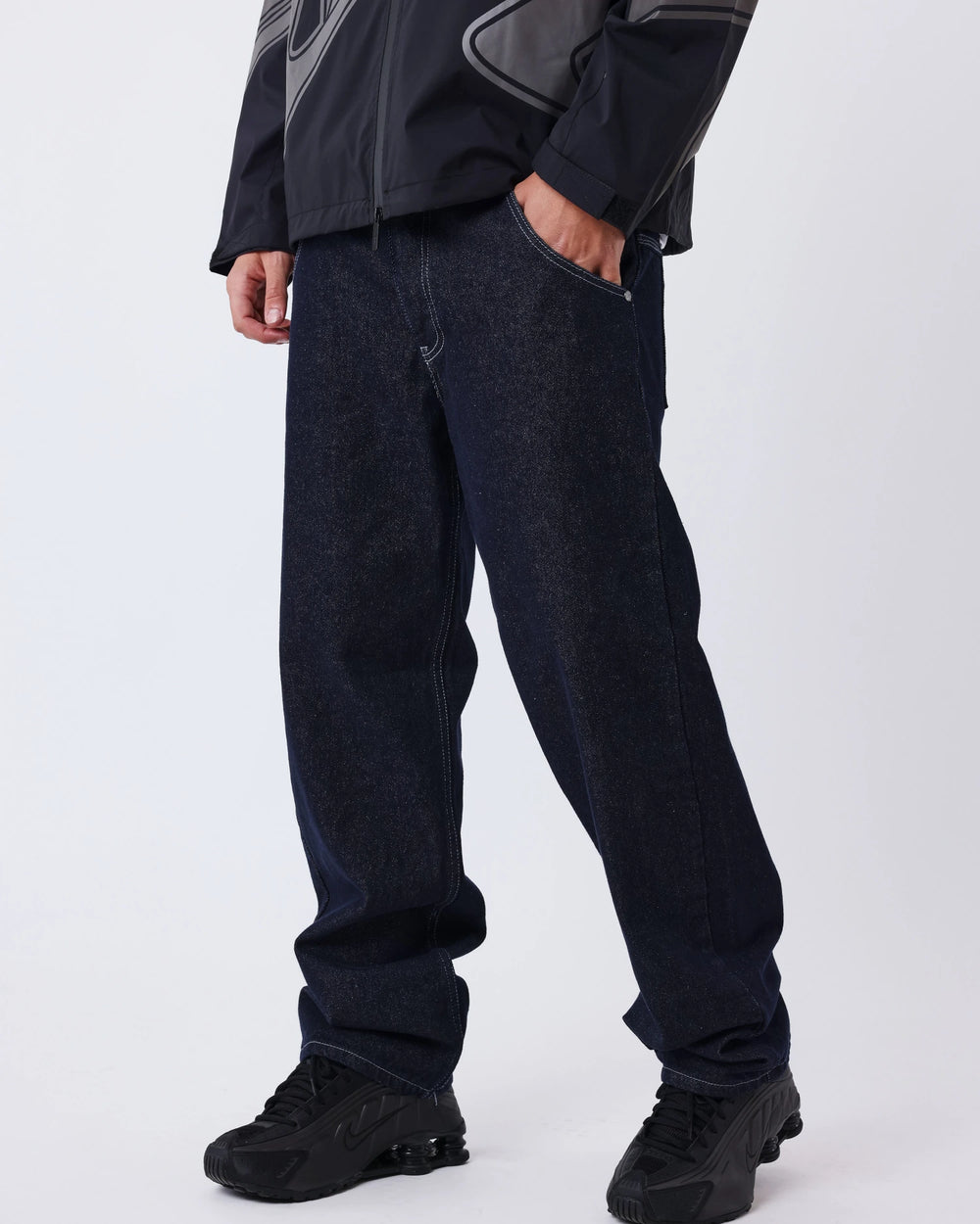 Project X Paris Tag Stiksel Jeans, gedragen, close-up zijaanzicht met windjack.