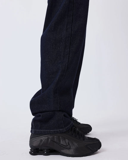 Project X Paris Tag Stiksel Jeans, gedragen, close-up pijp en schoen.