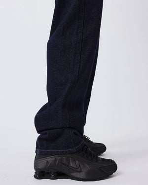 Project X Paris Tag Stiksel Jeans, gedragen, close-up pijp en schoen.