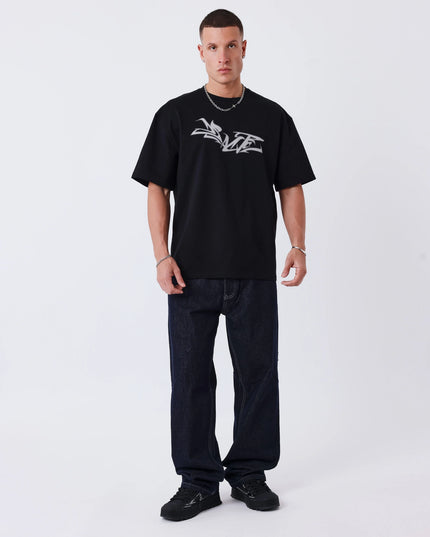 Project X Paris Tag Stiksel Jeans, gedragen onder een zwarte tee, vooraanzicht.
