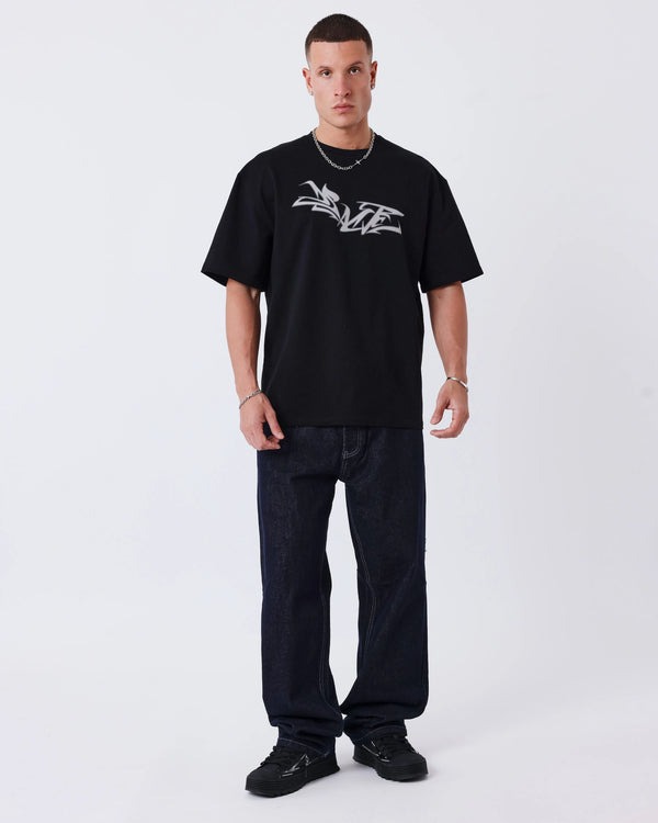 Project X Paris Tag Stiksel Jeans, gedragen onder een zwarte tee, vooraanzicht.