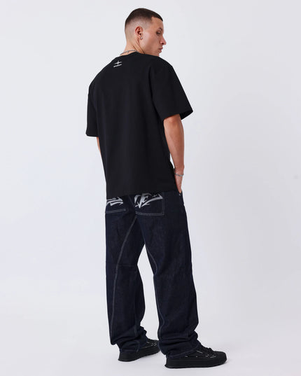 Project X Paris Tag Stiksel Jeans, gedragen onder een zwarte tee, achteraanzicht met tag-logo.