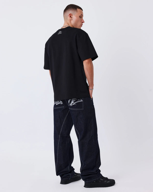 Project X Paris Tag Stiksel Jeans, gedragen onder een zwarte tee, achteraanzicht met tag-logo.