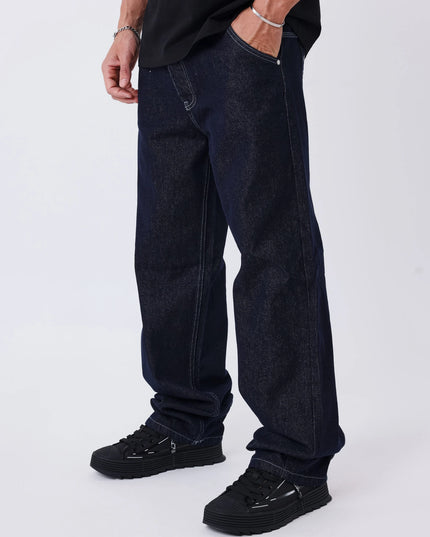 Project X Paris Tag Stiksel Jeans, gedragen, zijaanzicht met handen in de zakken.