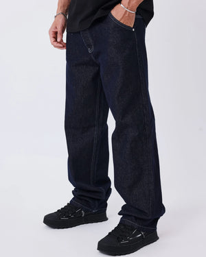 Project X Paris Tag Stiksel Jeans, gedragen, zijaanzicht met handen in de zakken.