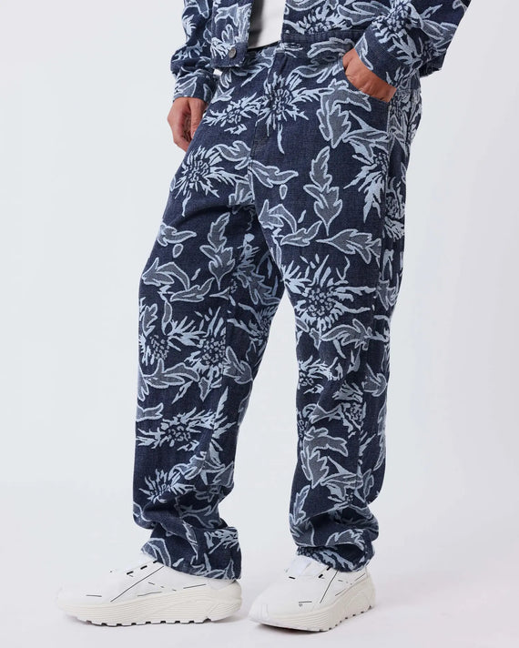 Project X Paris Jacquard Bloemen Jeans, gedragen, zijaanzicht lopend.