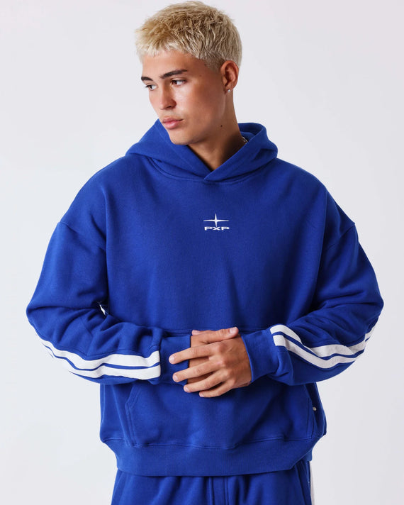 Project X Paris Trainer Hoodie Kobaltblauw, gedragen door een model.