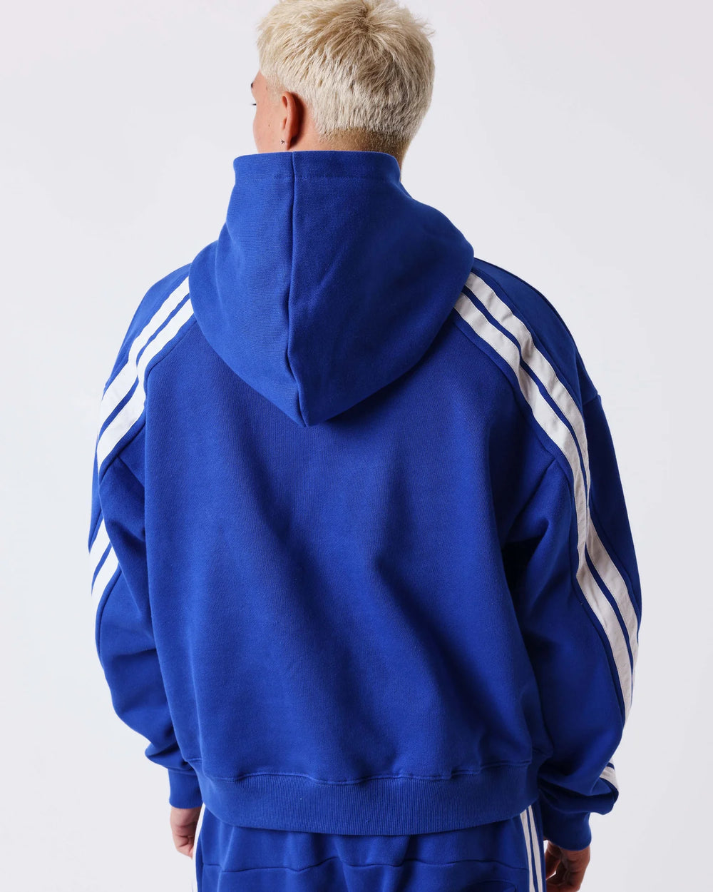 Project X Paris Trainer Hoodie Kobaltblauw, gedragen door een model.