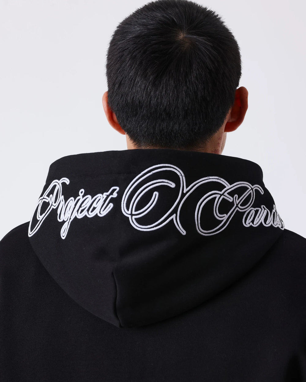 Project X Paris Zip Hoodie Zwart, gedragen door een model, opname 2.