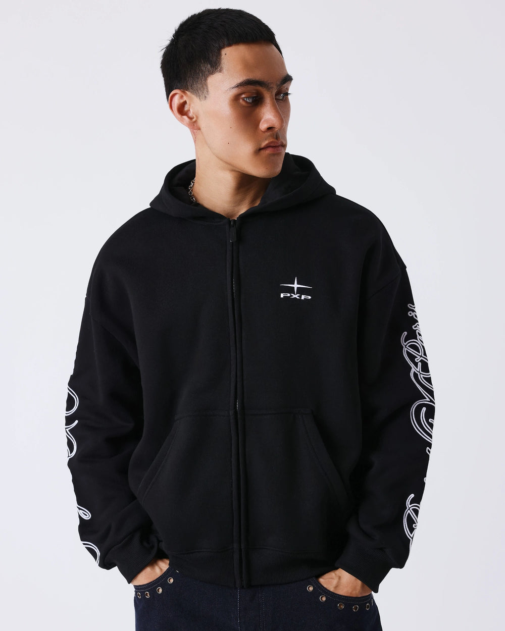 Project X Paris Zip Hoodie Zwart, gedragen door een model, opname 2.