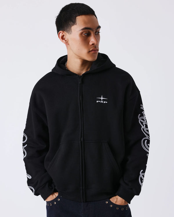 Project X Paris Zip Hoodie Zwart, gedragen door een model, opname 2.