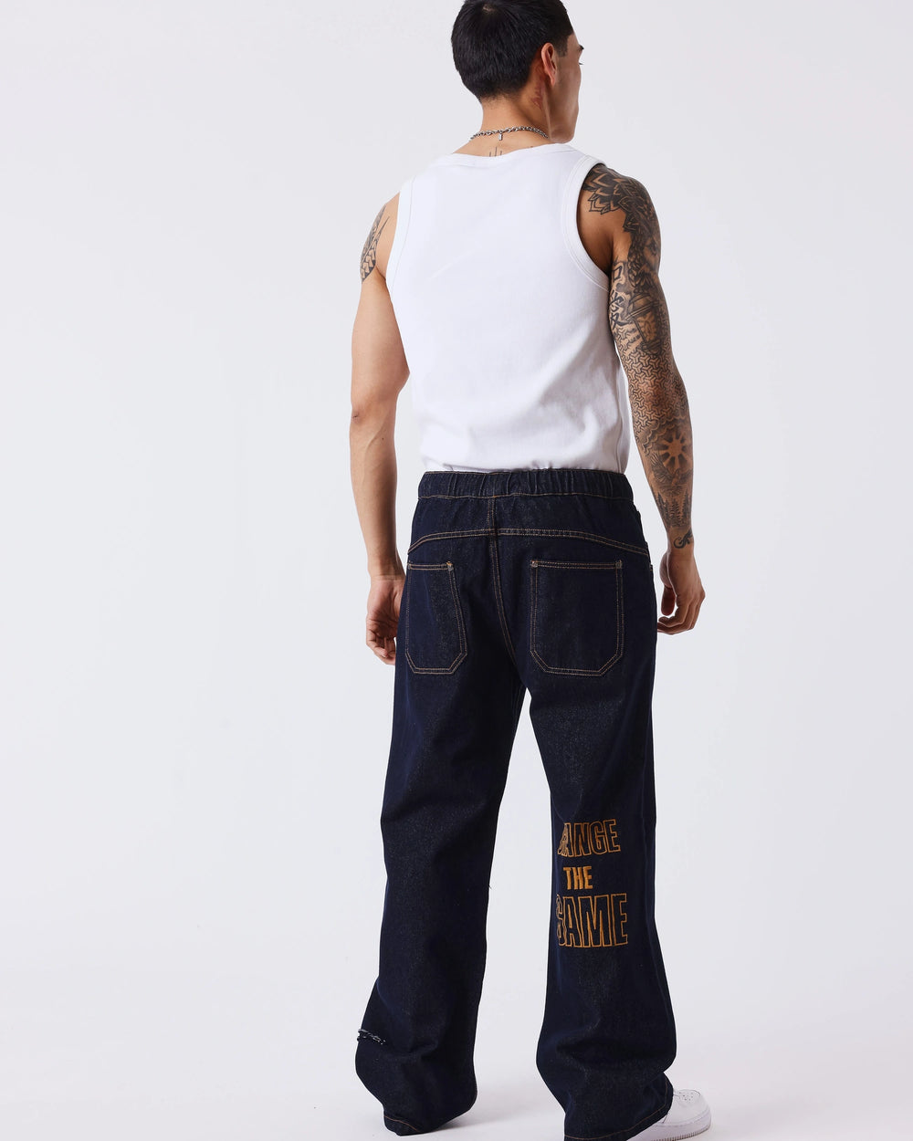 Project X Paris Snow Wide-Leg Jeans Ruwe Denim, gedragen door een model, opname 3.