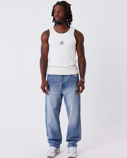 Project X Paris Mountain Jeans Lichte Wassing Denim, gedragen door een model.