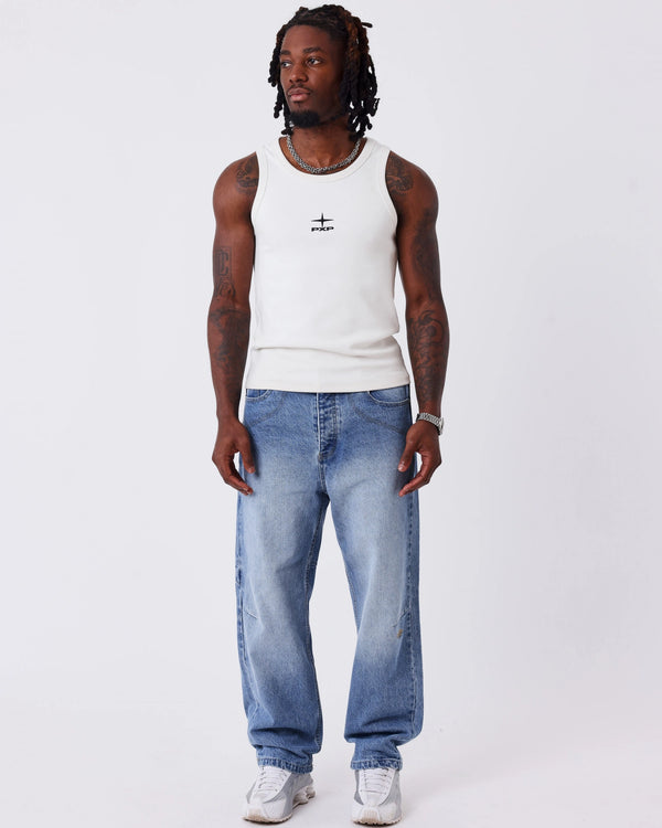 Project X Paris Mountain Jeans Lichte Wassing Denim, gedragen door een model.