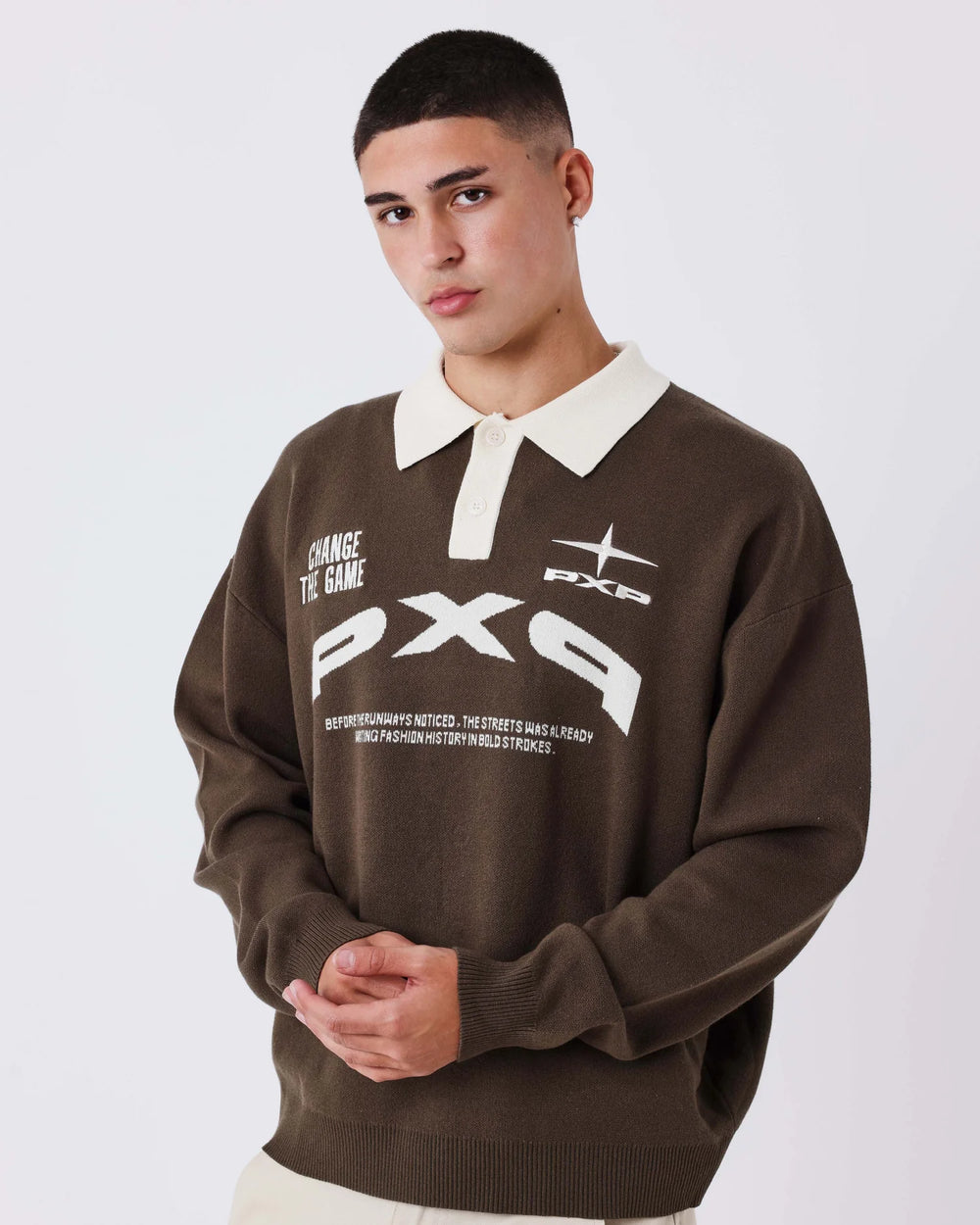 Project X Paris Matchday Gebreide Polo Bruin, gedragen door een model.