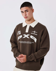 Project X Paris Matchday Gebreide Polo Bruin, gedragen door een model.