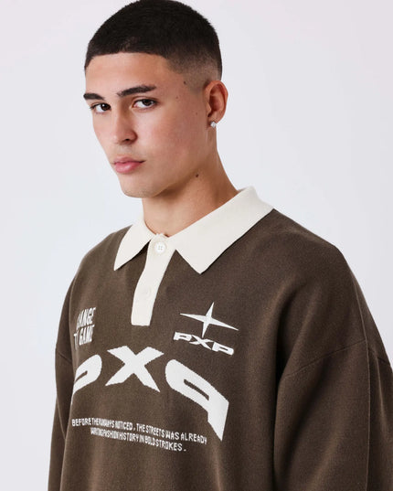 Project X Paris Matchday Gebreide Polo Bruin, gedragen door een model, opname 3.