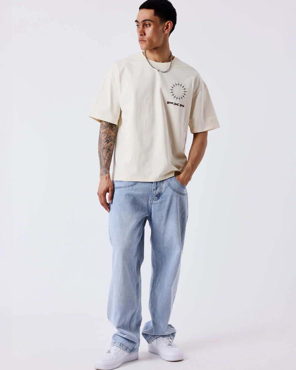 Project X Paris Downtown T-Shirt Crème, gedragen door een model, opname 3.