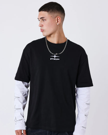 Project X Paris Layering T-Shirt Zwart met Wit, gedragen door een model.
