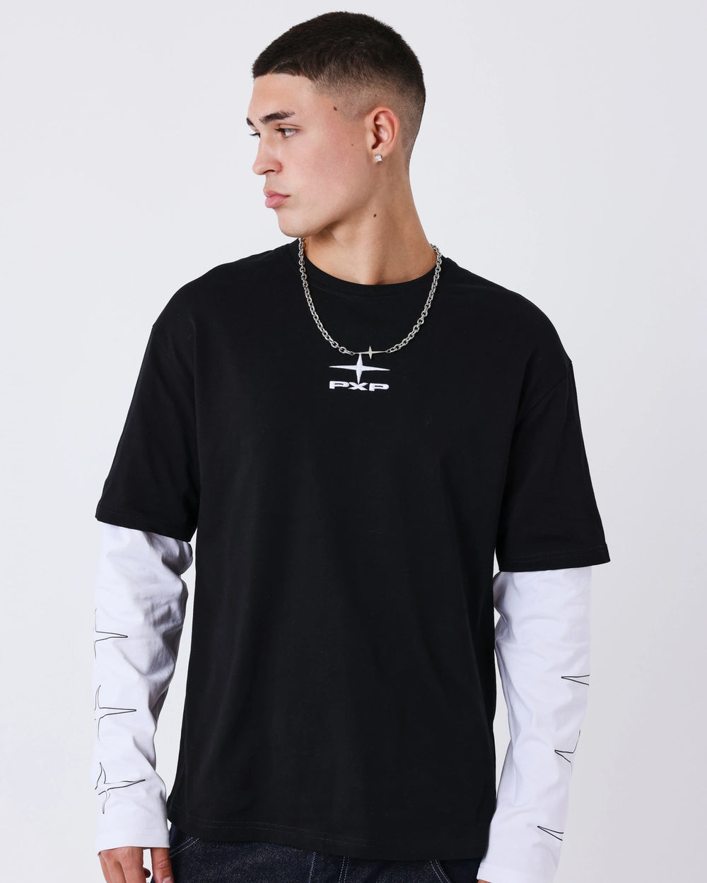Project X Paris Layering T-Shirt Zwart met Wit, gedragen door een model.