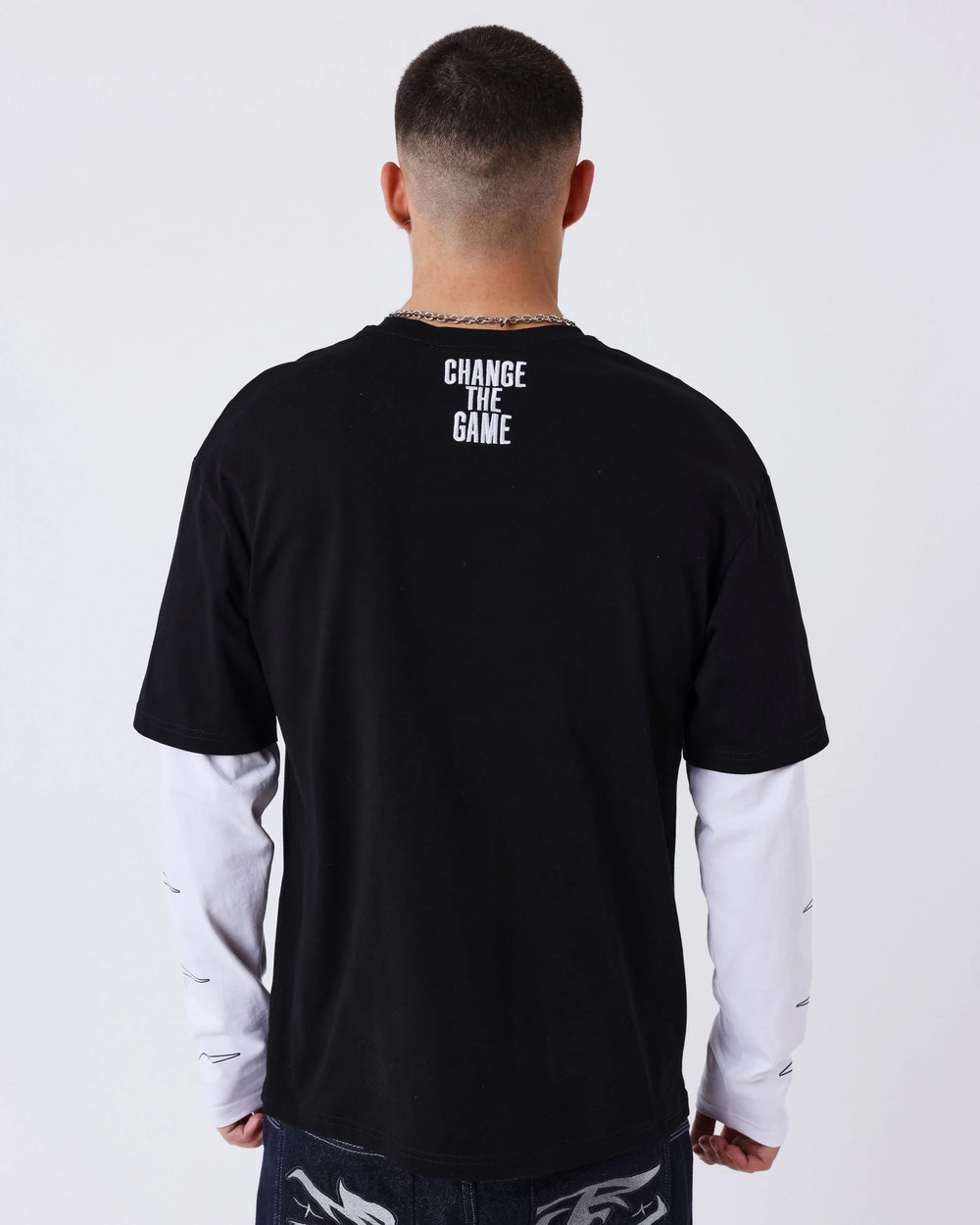 Project X Paris Layering T-Shirt Zwart met Wit, gedragen door een model.