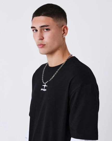 Project X Paris Layering T-Shirt Zwart met Wit, gedragen door een model, opname 4.