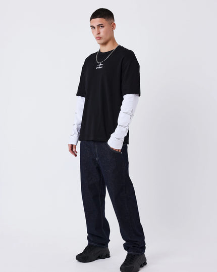 Project X Paris Layering T-Shirt Zwart met Wit, gedragen door een model, opname 5.