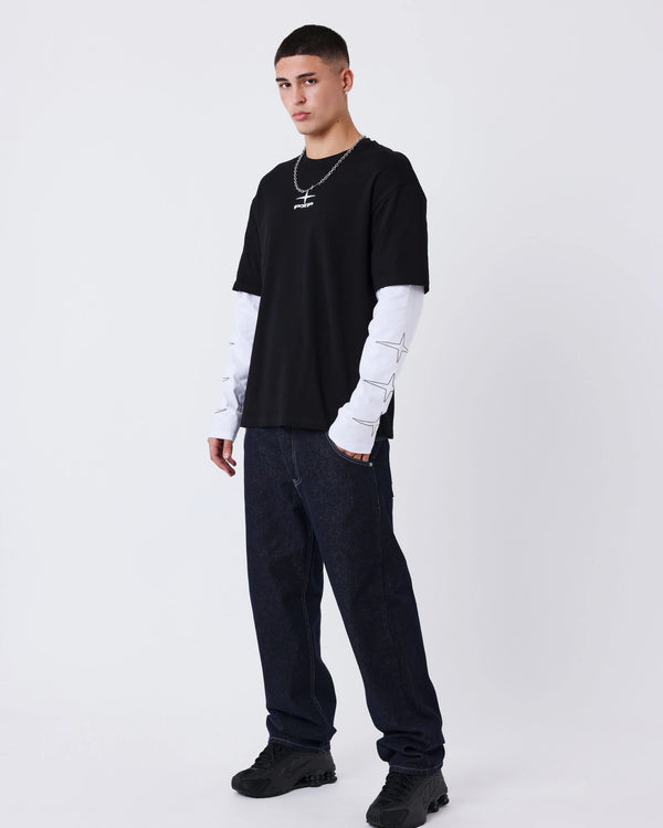 Project X Paris Layering T-Shirt Zwart met Wit, gedragen door een model, opname 5.