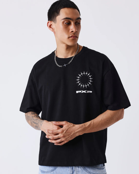 Project X Paris Downtown T-Shirt Zwart, gedragen door een model, opname 2.