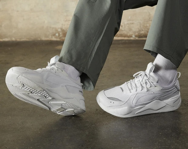 witte sneakers van puma rs-x met mooie streetwear broek in groentint