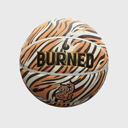 Burned In/Outdoor Basketbal Tiger, maat 7, vrijstaand op grijze achtergrond - Burned Sports