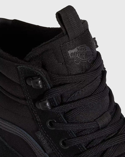 Vans Sk8-HI Waterproof Insulated Zwart close up aanzicht bovenkant