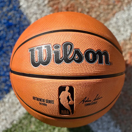 wilson buiten basketbal outdoor maat 7 6 5 heren kinderen dames authentic rubber buiten nba burned sports close-up detail materiaal bij basketbalveld