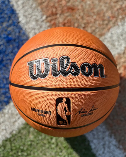 wilson buiten basketbal outdoor maat 7 6 5 heren kinderen dames authentic rubber buiten nba burned sports close-up detail materiaal bij basketbalveld