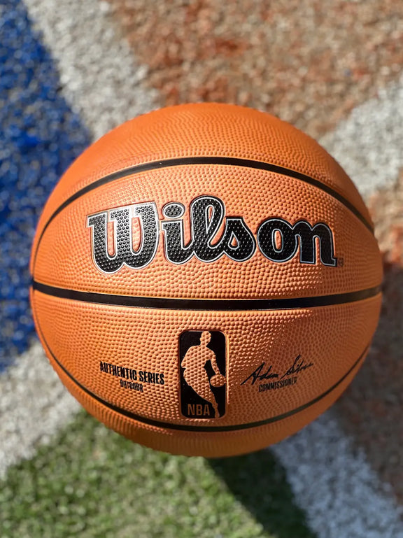 wilson buiten basketbal outdoor maat 7 6 5 heren kinderen dames authentic rubber buiten nba burned sports close-up detail materiaal bij basketbalveld