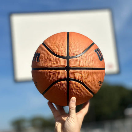 wilson buiten basketbal outdoor maat 7 6 5 heren kinderen dames authentic rubber buiten nba burned sports zijkant op hand bij basketbalveld