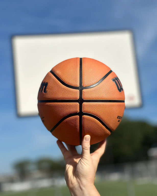 wilson buiten basketbal outdoor maat 7 6 5 heren kinderen dames authentic rubber buiten nba burned sports zijkant op hand bij basketbalveld