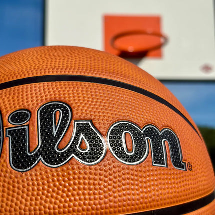 wilson buiten basketbal outdoor maat 7 6 5 heren kinderen dames authentic rubber buiten nba burned sports close-up detail materiaal bij basketbalveld