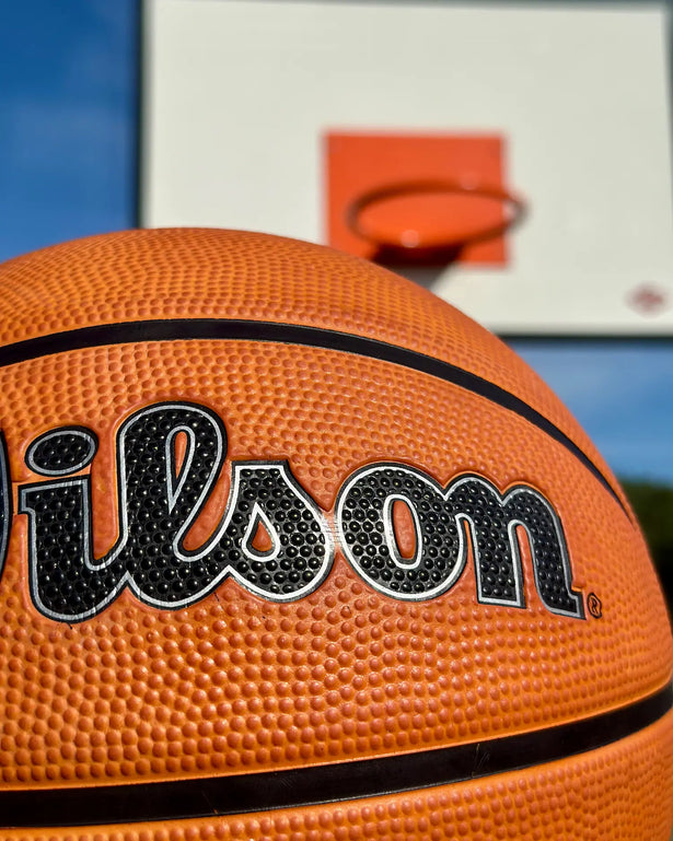 wilson buiten basketbal outdoor maat 7 6 5 heren kinderen dames authentic rubber buiten nba burned sports close-up detail materiaal bij basketbalveld