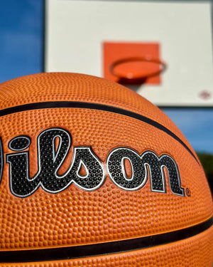 wilson buiten basketbal outdoor maat 7 6 5 heren kinderen dames authentic rubber buiten nba burned sports close-up detail materiaal bij basketbalveld