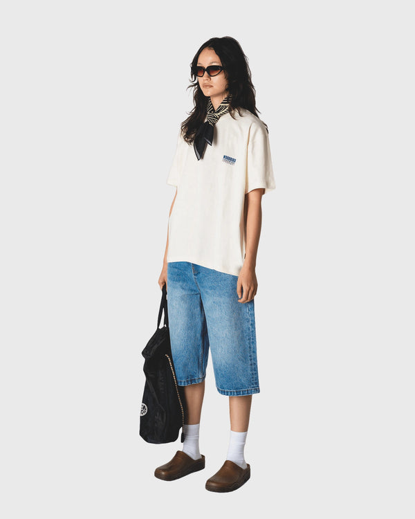 Woodbird Balo Cart T-shirt gebroken wit, gedragen door model ten voeten uit
