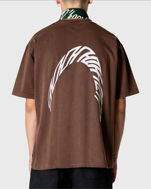 Woodbird Juno Warp Acid T-shirt washed brown, gedragen achterkant met vleugelprint