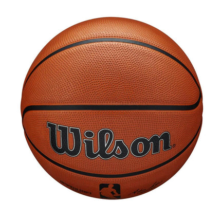 Een oranje Wilson NBA outdoor basketbal voor buiten vanuit de bovenkant waar het merk wilson op staat