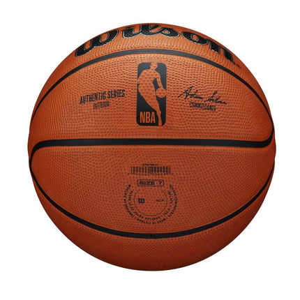 Een oranje Wilson NBA outdoor basketbal voor buiten vanuit de onderkant waar de barcode en maat op staat