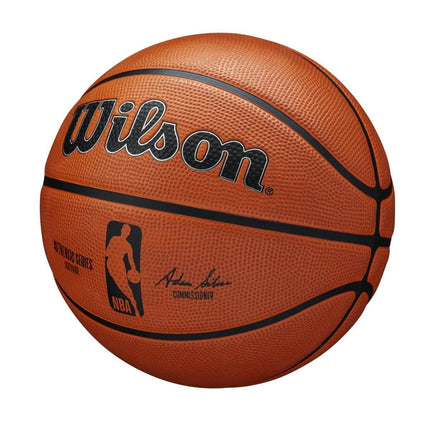 Een oranje Wilson NBA outdoor basketbal voor buiten vanuit de zijkant rechts