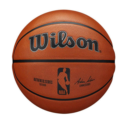 Een oranje Wilson NBA outdoor basketbal voor buiten vanuit de voorkant waar groot het merk wilson en het nba logo op staat