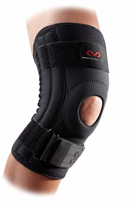 McDavid-425-Knee-Support-With-Stays-&-Cross-Straps-Black-On-Body-Front