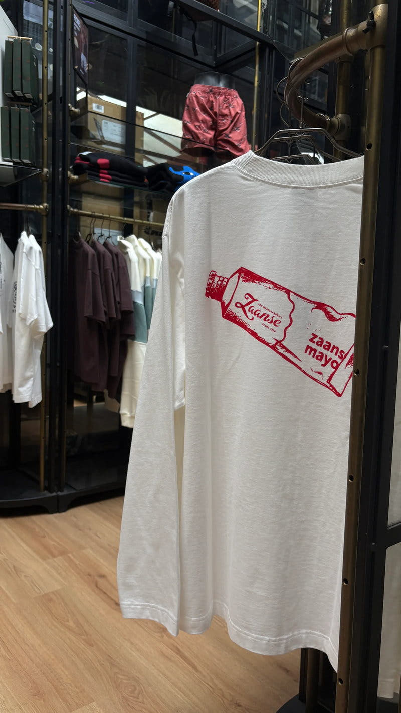 De witte Pockies x Zaanse Mayo-longsleeve met rode print in de Burned Sports winkel in Den Bosch