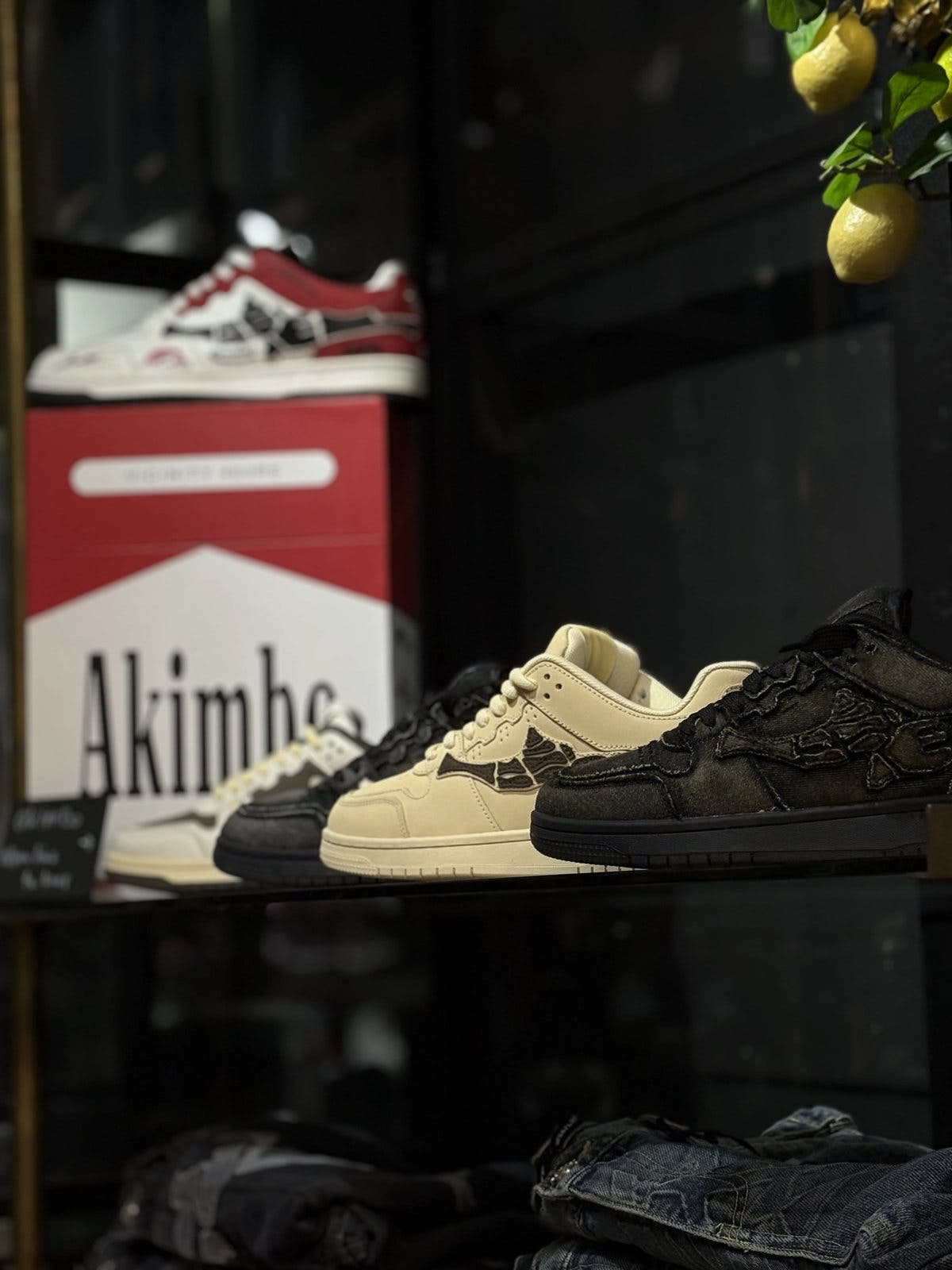 Akimbo-sneakers in een vitrine in de Burned Sports winkel in Den Bosch