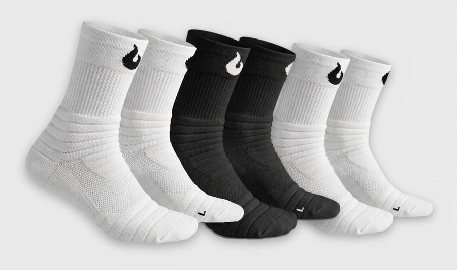 Drie paar Burned Elite Performance Socks naast elkaar: wit, zwart en wit